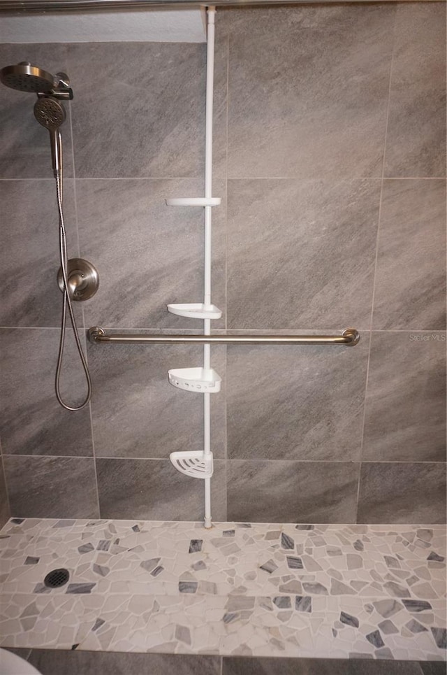 bathroom featuring a tile shower