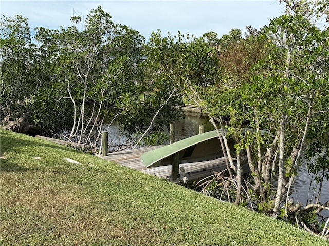 view of yard featuring a water view