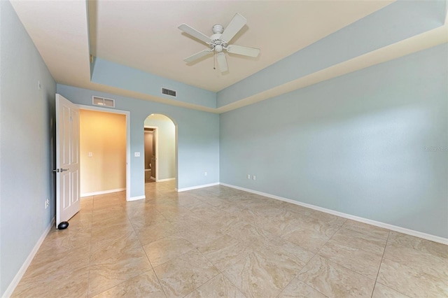 empty room featuring ceiling fan