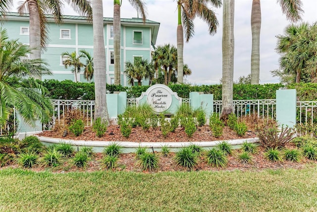 community sign featuring a yard