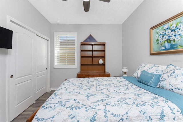 bedroom featuring ceiling fan, dark hardwood / wood-style flooring, a closet, and a textured ceiling