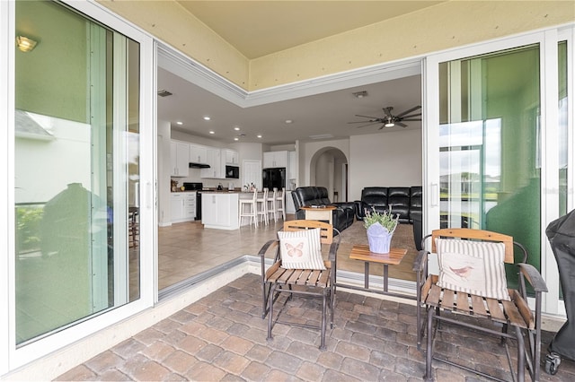 sunroom with ceiling fan