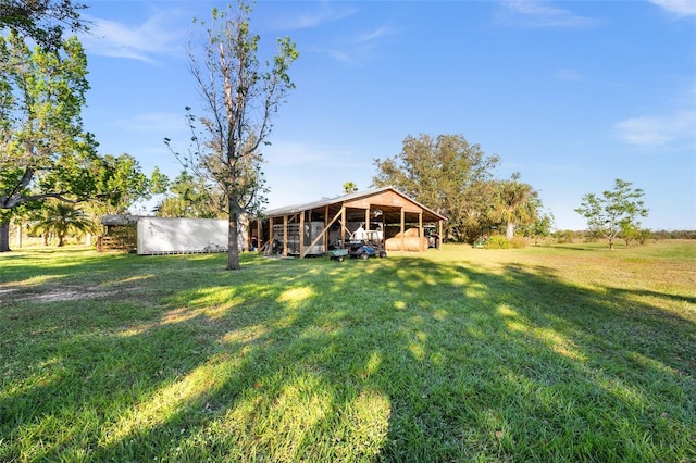 view of yard featuring an outbuilding