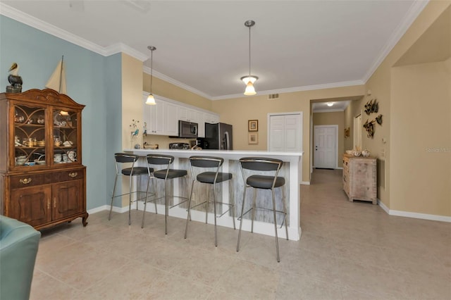 kitchen with stainless steel appliances, kitchen peninsula, pendant lighting, a breakfast bar, and white cabinets