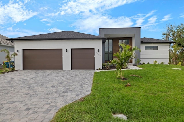 view of front facade featuring a garage and a front lawn