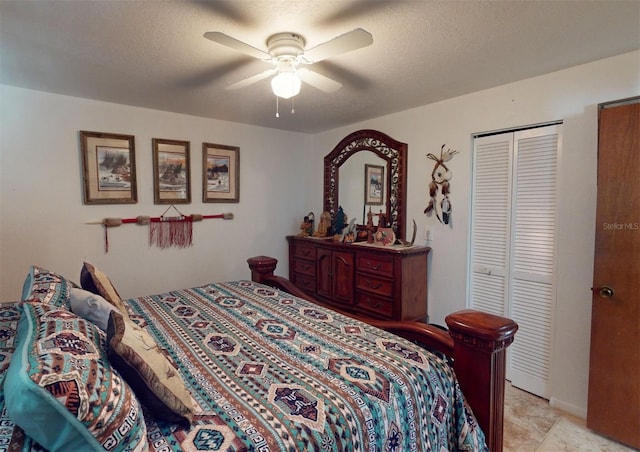 bedroom featuring ceiling fan, a closet, and a textured ceiling