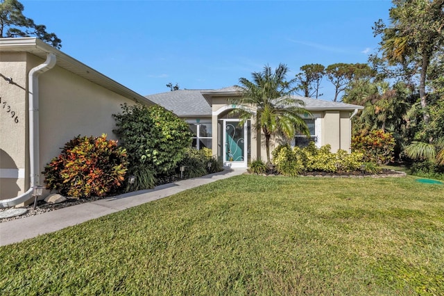 view of front of property featuring a front lawn