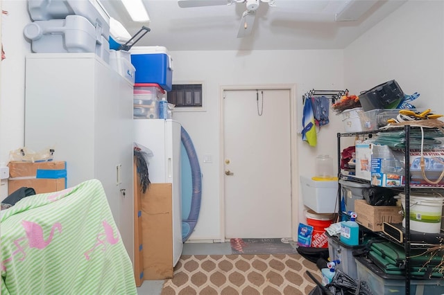 washroom featuring ceiling fan