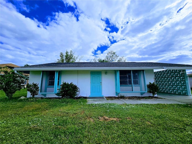 single story home featuring a front lawn