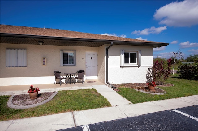 view of front of property with a front lawn