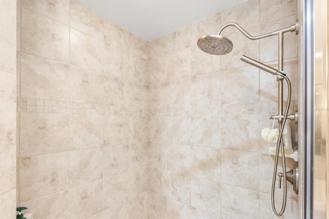 room details featuring a tile shower