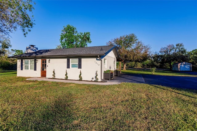 view of front of property with a front lawn