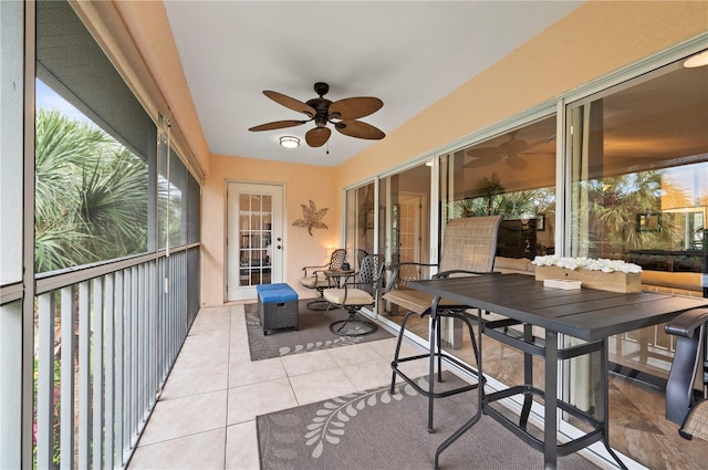 sunroom with ceiling fan