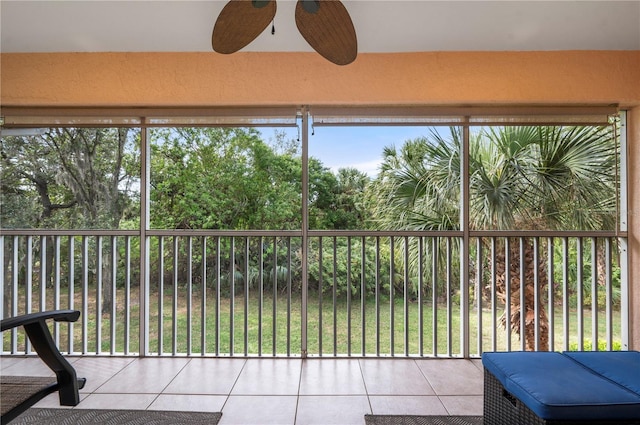 sunroom with ceiling fan