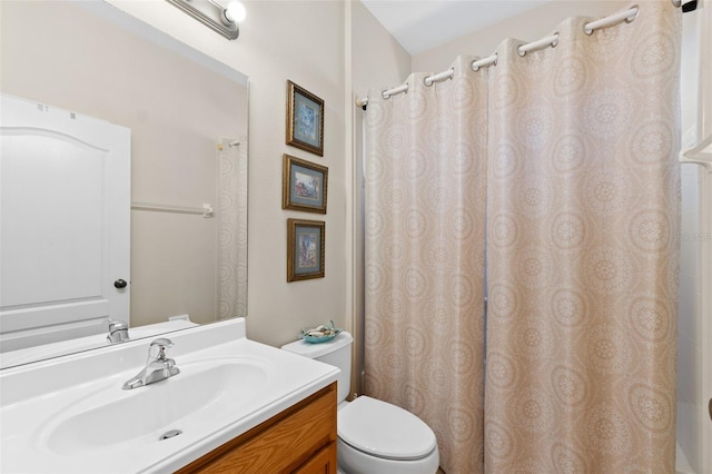 bathroom featuring a shower with curtain, vanity, and toilet