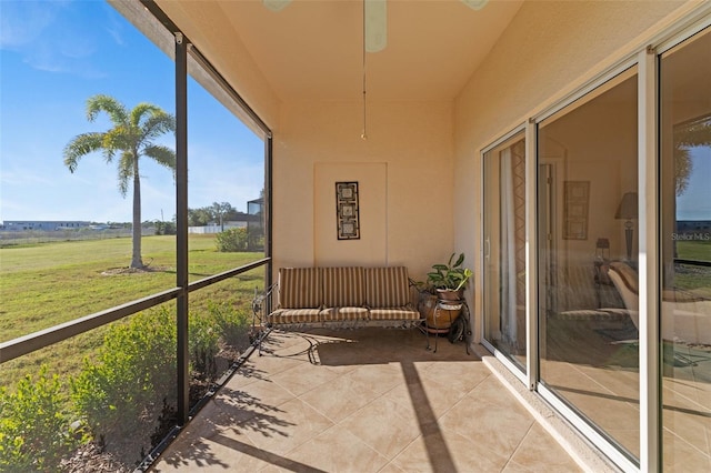 sunroom with ceiling fan