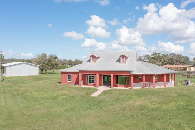 view of front of property featuring a front yard