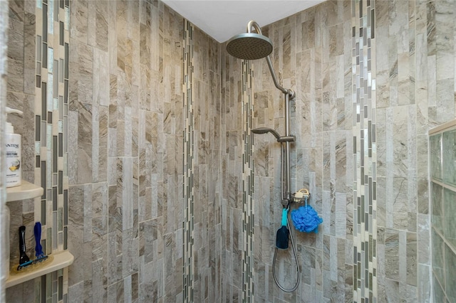 bathroom featuring a tile shower