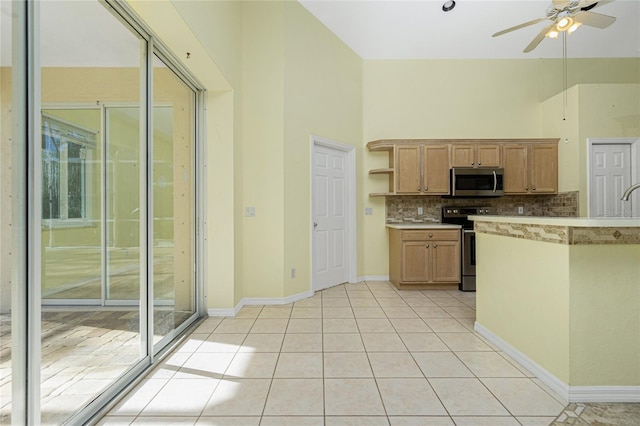 kitchen with backsplash, stainless steel appliances, plenty of natural light, and ceiling fan