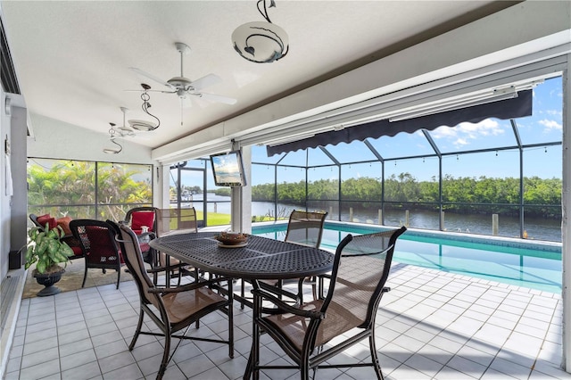 sunroom with ceiling fan