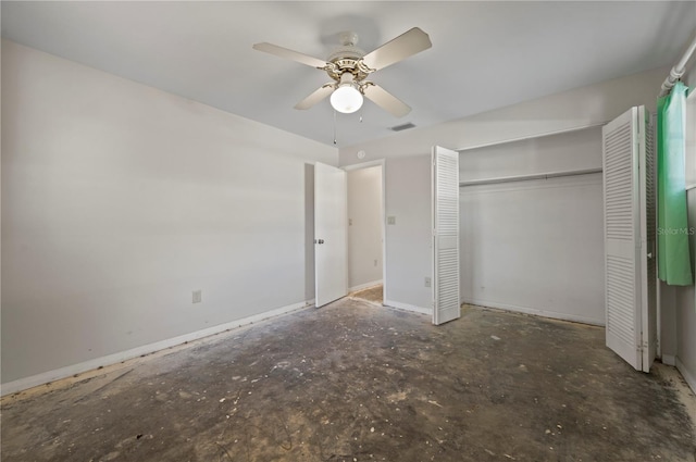 unfurnished bedroom featuring ceiling fan and a closet