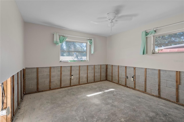 empty room featuring ceiling fan