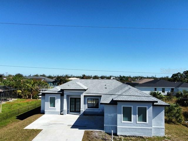 view of front of home featuring a front yard