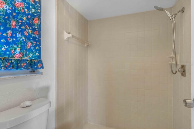 bathroom with toilet and tiled shower