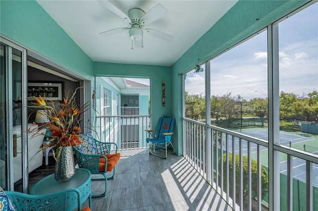 sunroom with ceiling fan