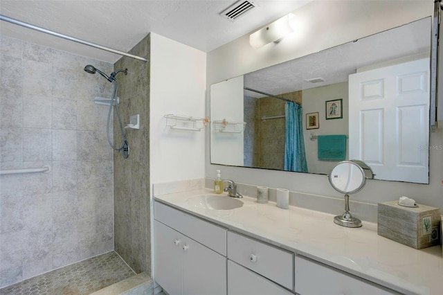 bathroom featuring a shower with curtain and vanity