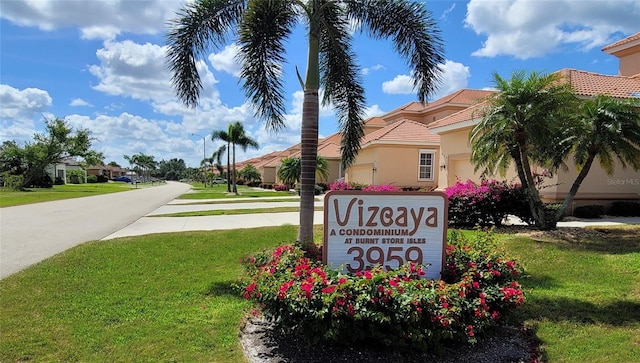 community / neighborhood sign featuring a yard