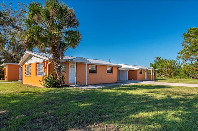 view of front of property featuring a front lawn