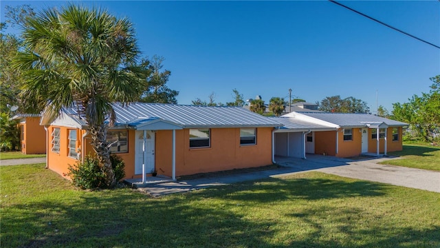 single story home with a front lawn