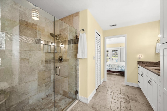 full bath featuring baseboards, connected bathroom, visible vents, and stone tile floors