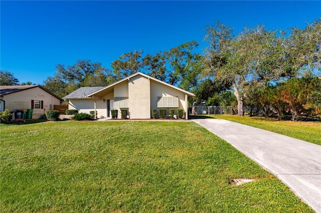 view of front facade featuring a front lawn