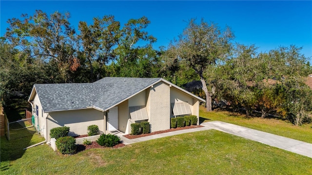 view of front of home featuring a front lawn