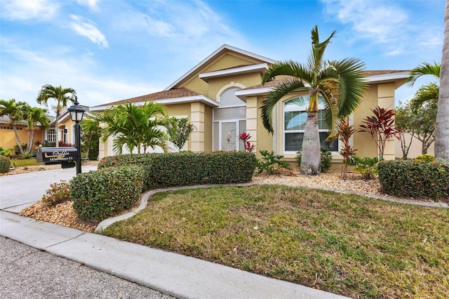 view of front of property featuring a front lawn