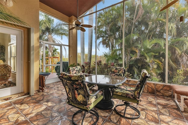 sunroom with ceiling fan