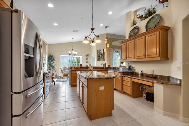 kitchen with sink, an island with sink, decorative light fixtures, stainless steel fridge with ice dispenser, and a chandelier