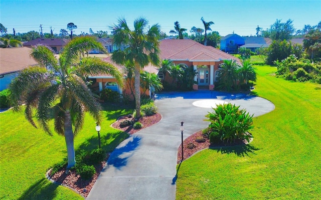 view of front of property featuring a front lawn