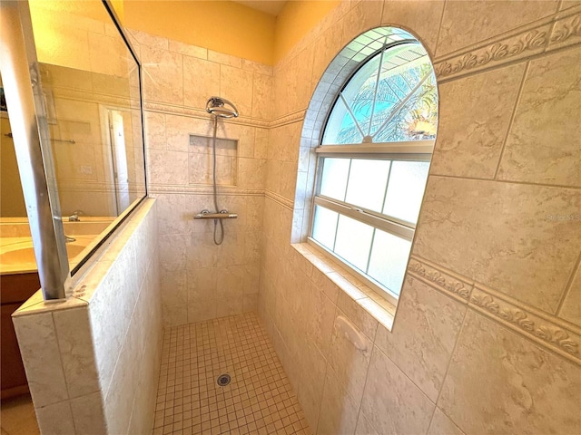 bathroom featuring a tile shower