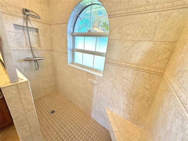 bathroom featuring a tile shower