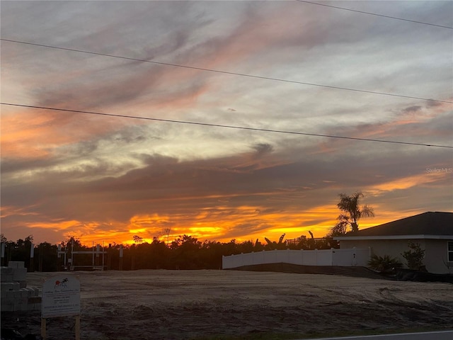 view of yard at dusk