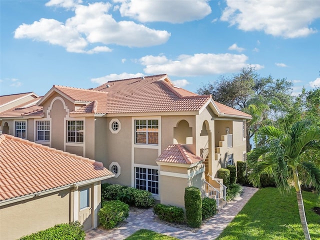 view of front of property with a front yard