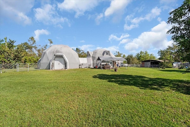 view of yard with an outbuilding