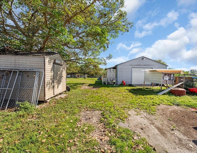 view of yard featuring an outdoor structure