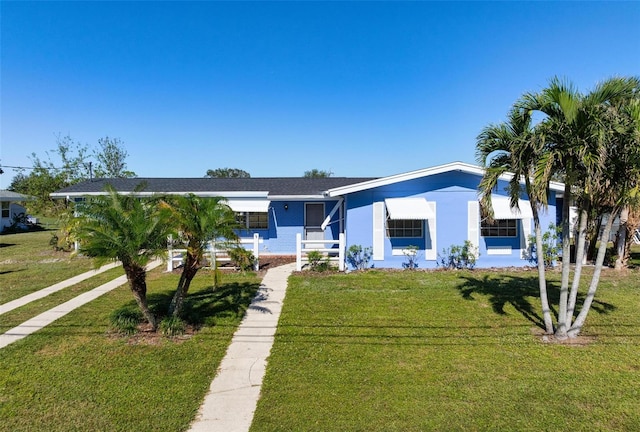 view of front of home featuring a front yard