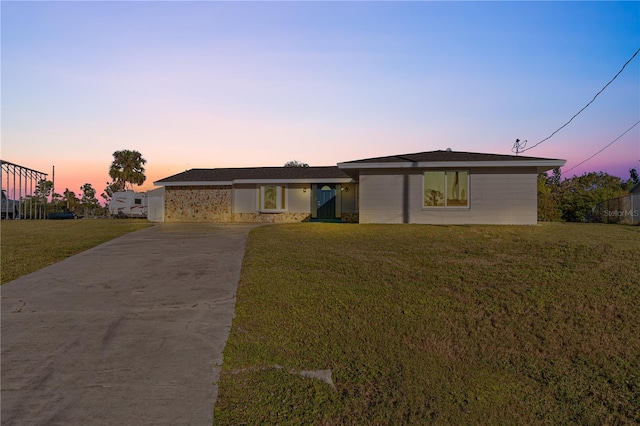 view of front facade featuring a lawn