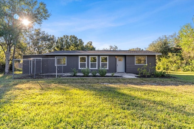 ranch-style home featuring a front lawn