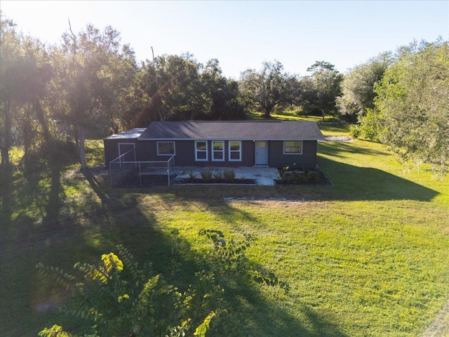 view of front of property featuring a front lawn